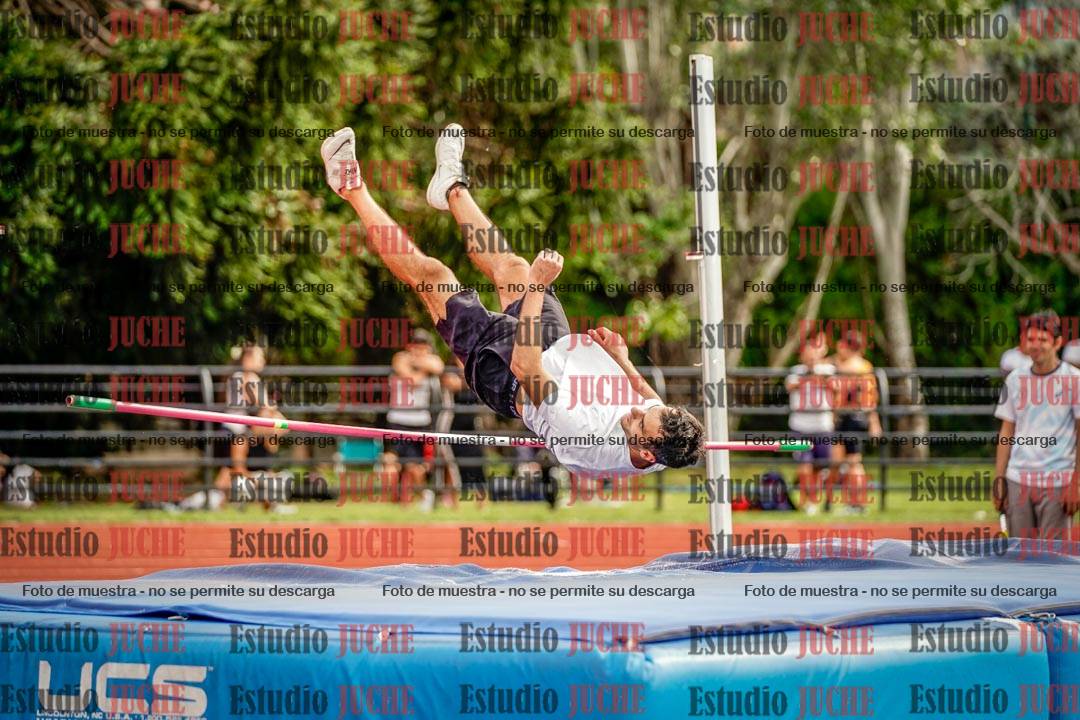 Fotos del salto en alto de mujeres y varones