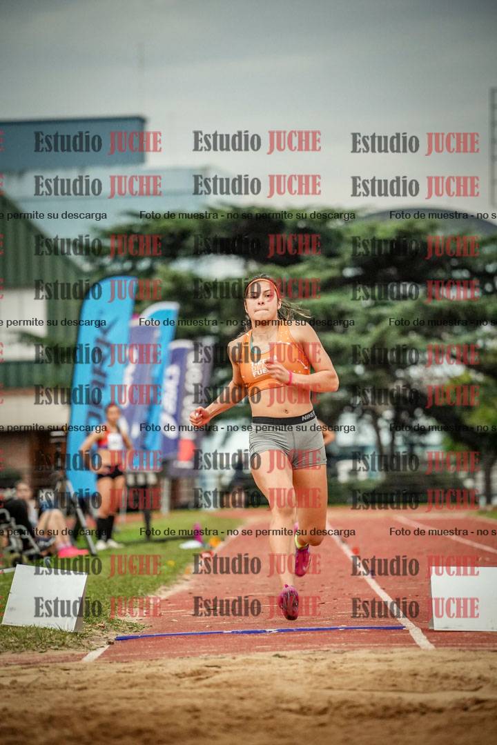 Fotos del salto en largo de mujeres