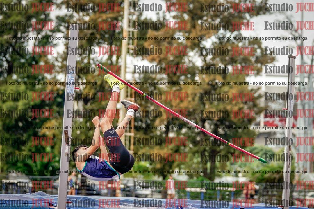Fotos del salto en alto de mujeres y varones