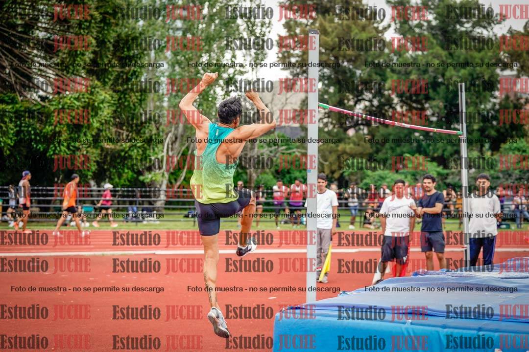 Fotos del salto en alto de mujeres y varones