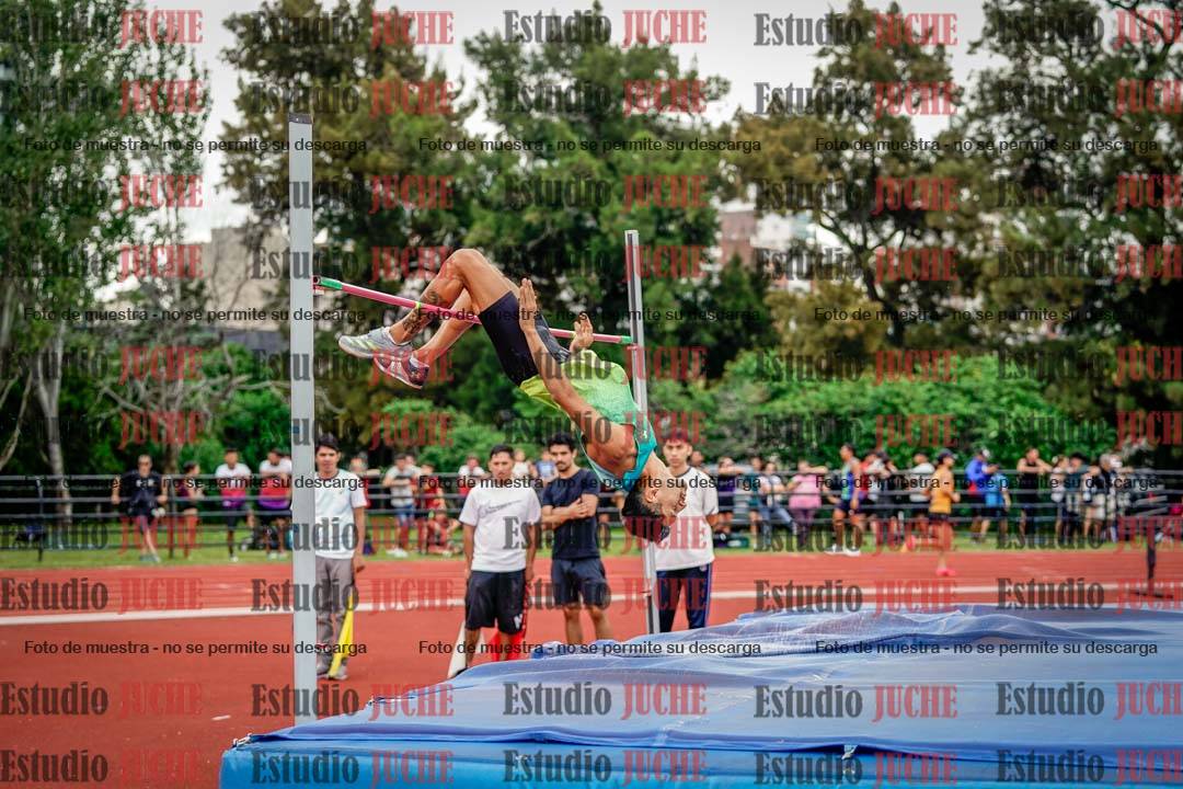 Fotos del salto en alto de mujeres y varones