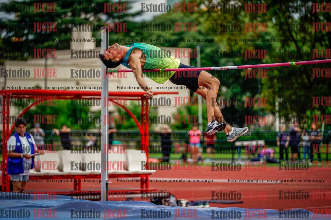 Fotos del salto en alto de mujeres y varones