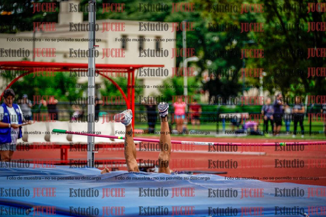 Fotos del salto en alto de mujeres y varones