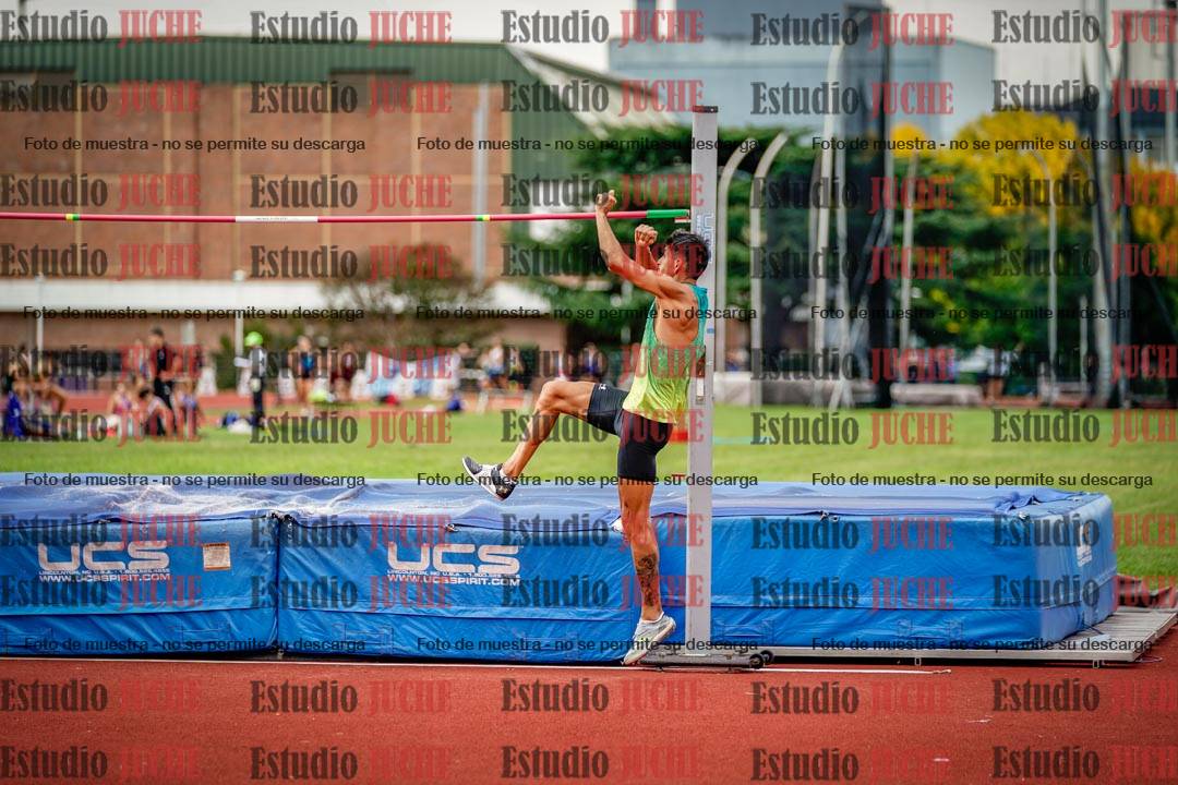 Fotos del salto en alto de mujeres y varones