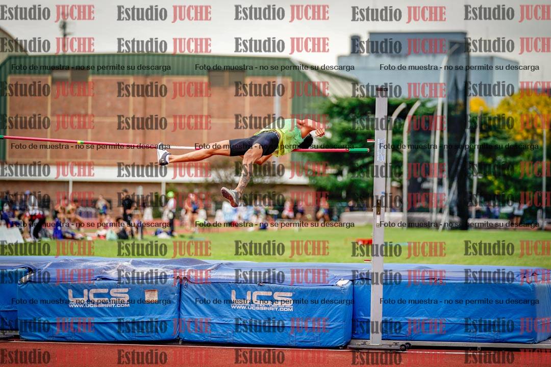 Fotos del salto en alto de mujeres y varones