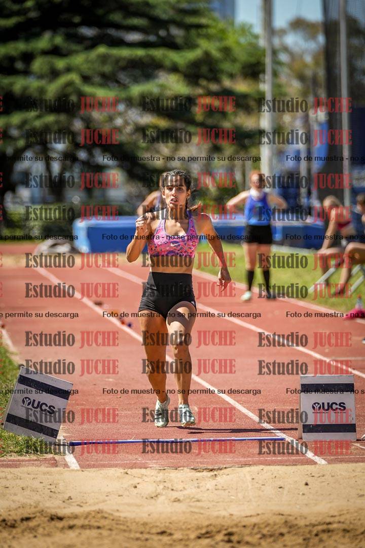 Fotos del salto en largo de mujeres