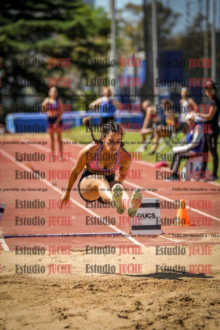 Fotos del salto en largo de mujeres