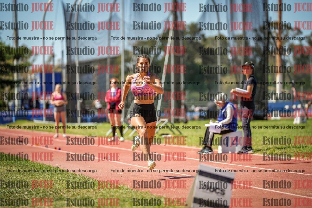 Fotos del salto en largo de mujeres
