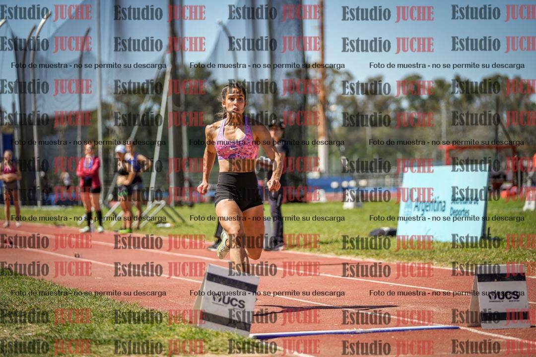 Fotos del salto en largo de mujeres