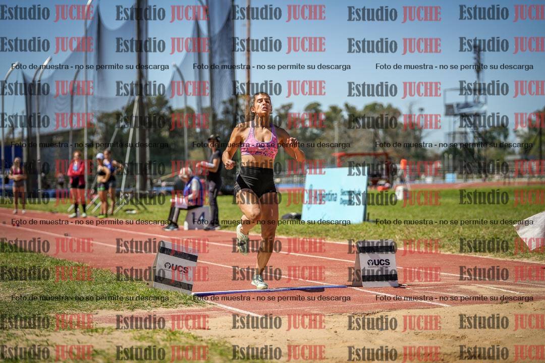 Fotos del salto en largo de mujeres
