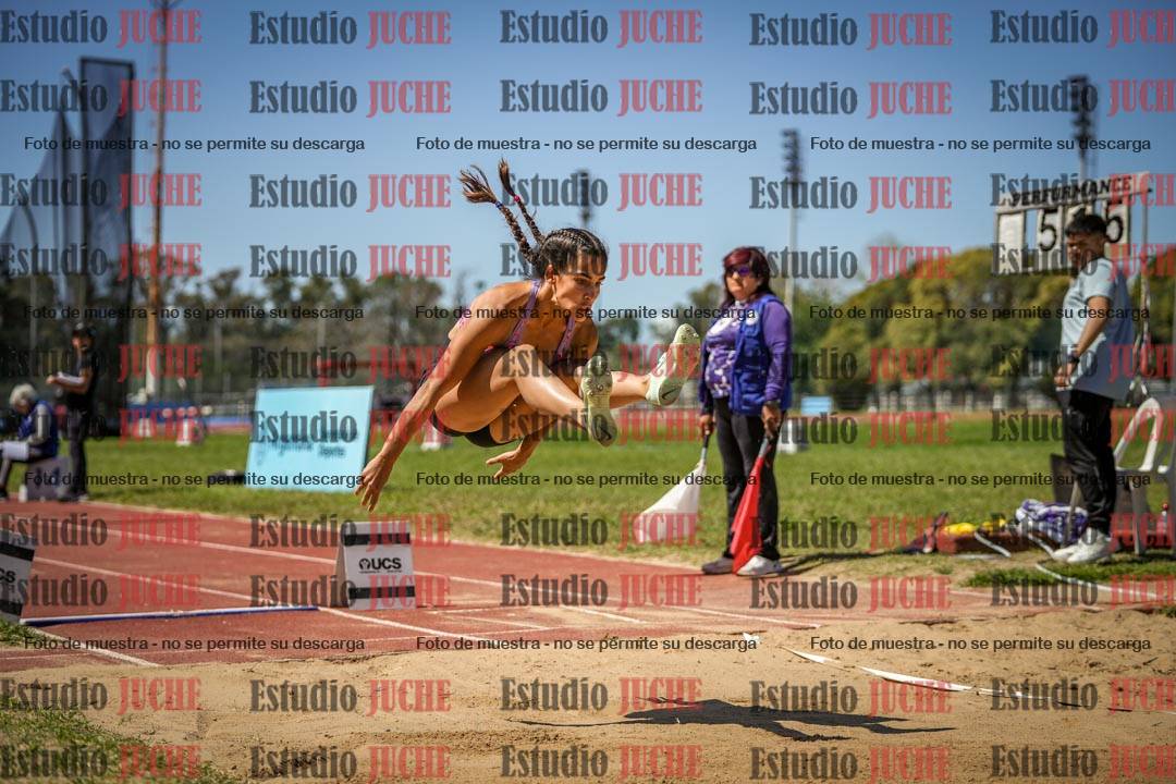 Fotos del salto en largo de mujeres