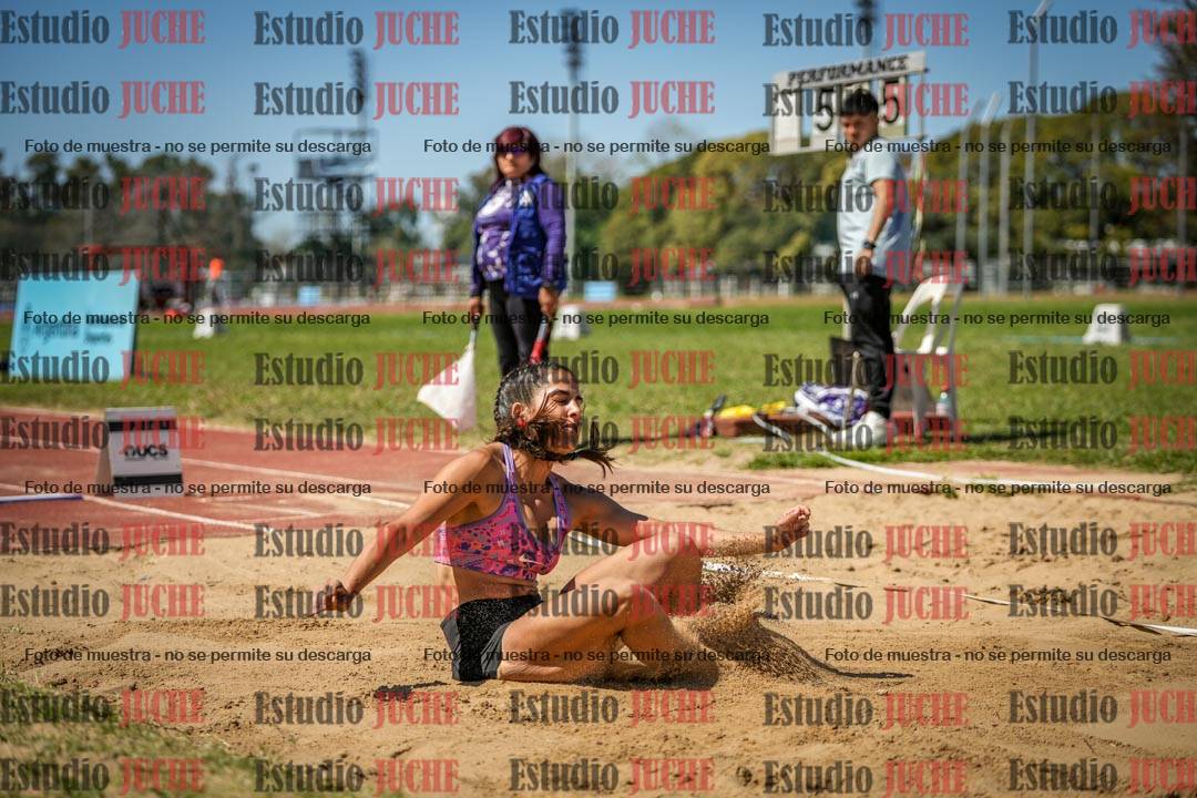 Fotos del salto en largo de mujeres
