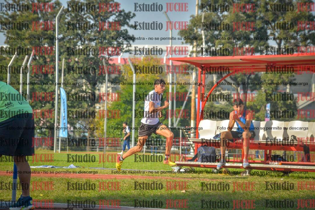 Fotos del salto en largo de varones