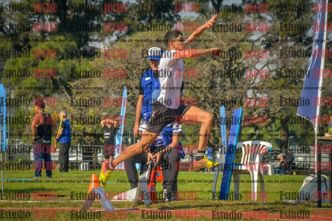 Fotos del salto en largo de varones