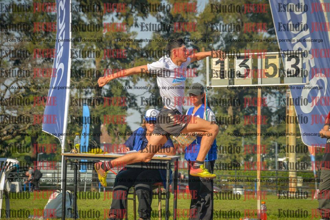 Fotos del salto en largo de varones