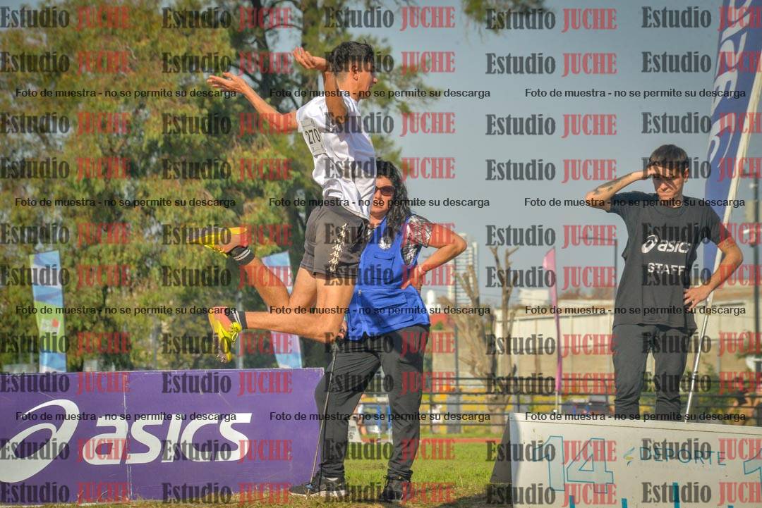 Fotos del salto en largo de varones