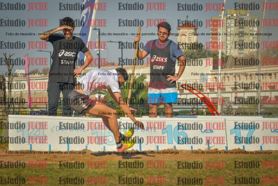 Fotos del salto en largo de varones