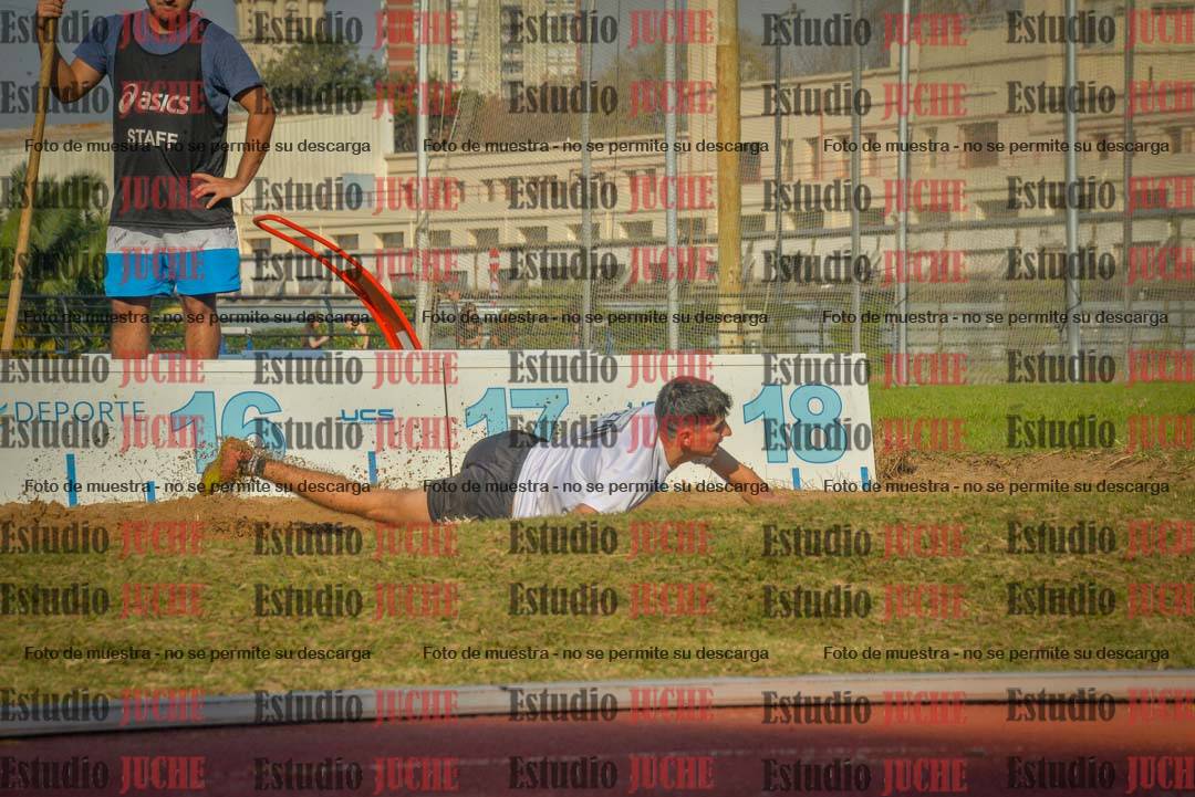 Fotos del salto en largo de varones