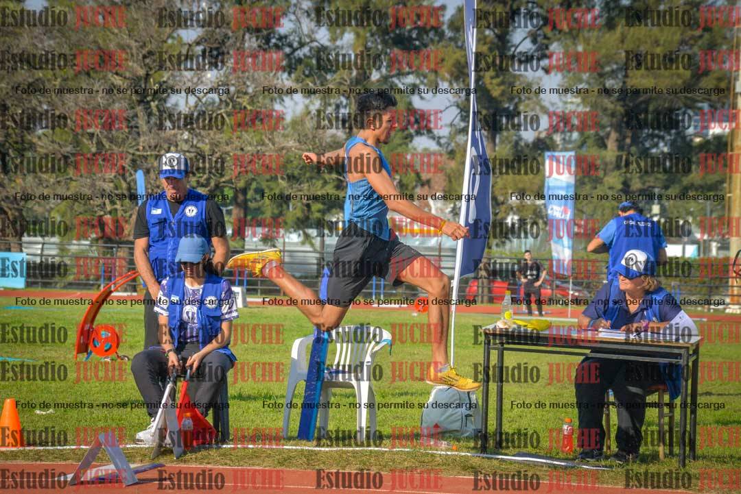 Fotos del salto en largo de varones