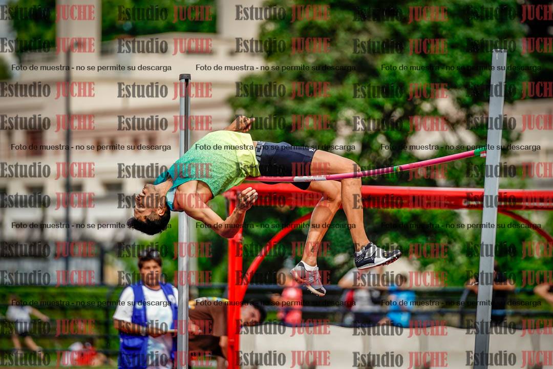 Fotos del salto en alto de mujeres y varones