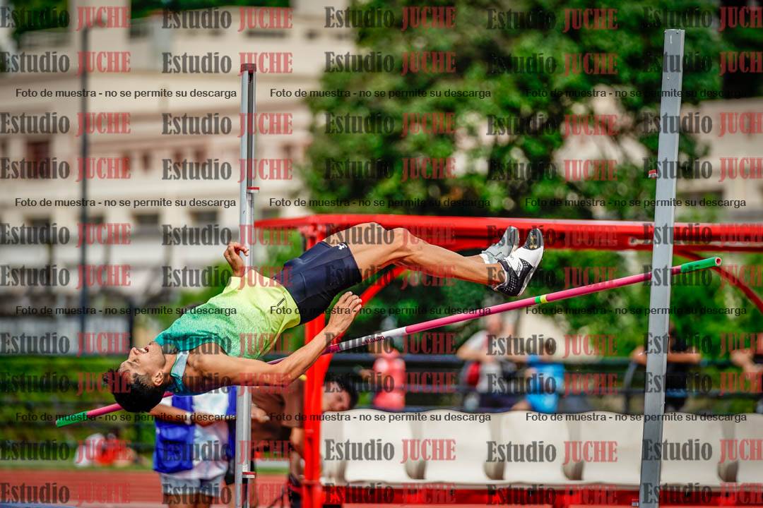 Fotos del salto en alto de mujeres y varones