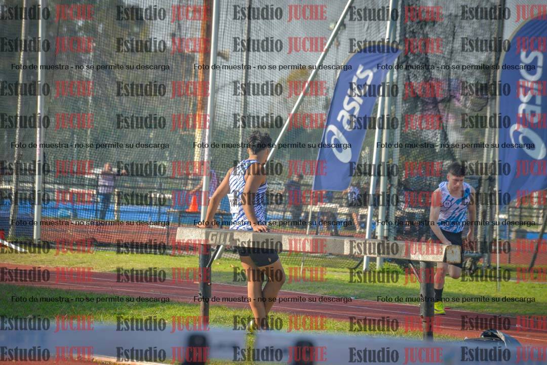 Fotos del salto en largo de varones