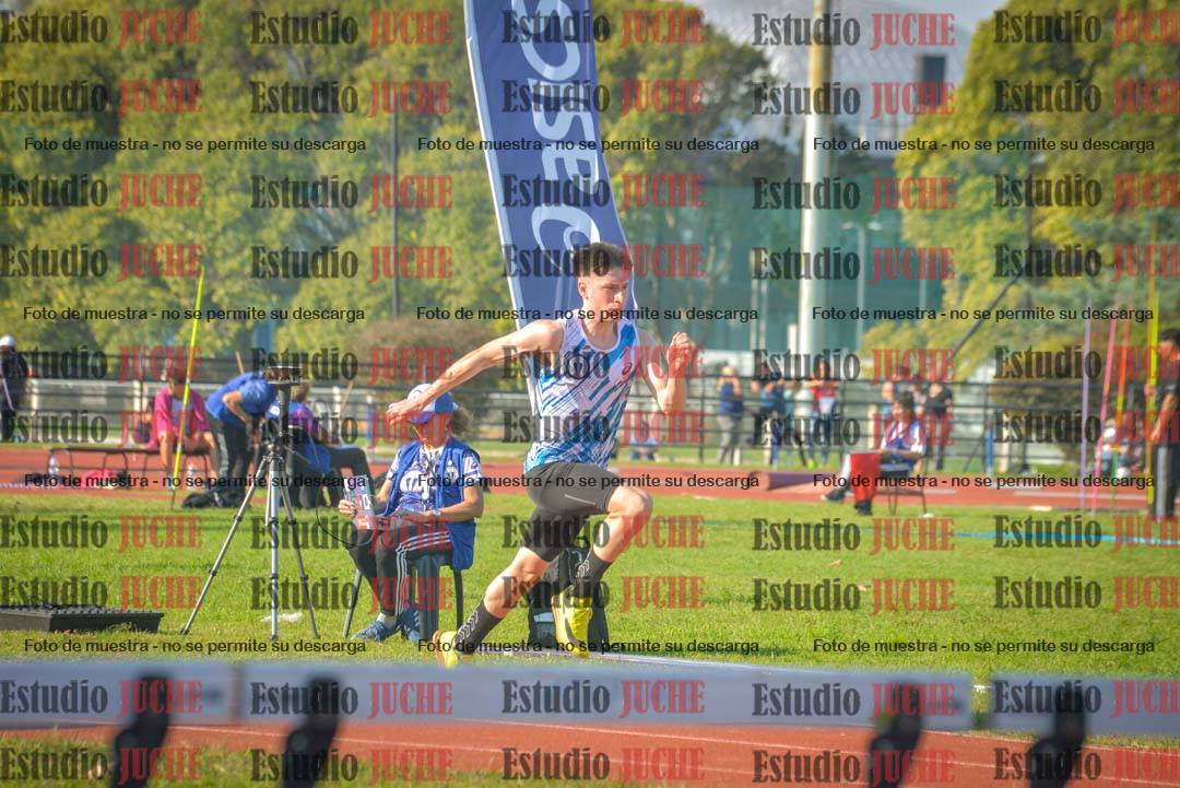 Fotos del salto en largo de varones