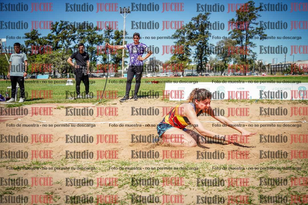 Fotos del salto en largo de mujeres