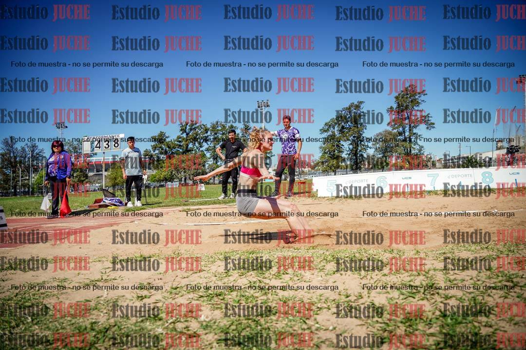 Fotos del salto en largo de mujeres
