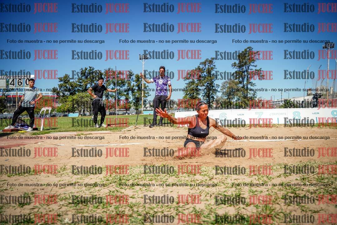Fotos del salto en largo de mujeres
