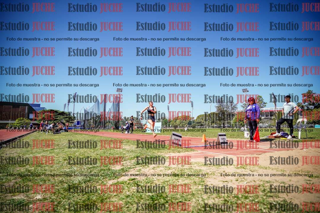 Fotos del salto en largo de mujeres