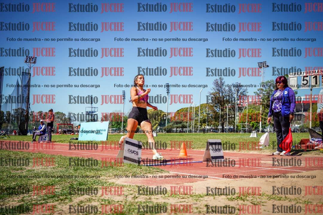 Fotos del salto en largo de mujeres