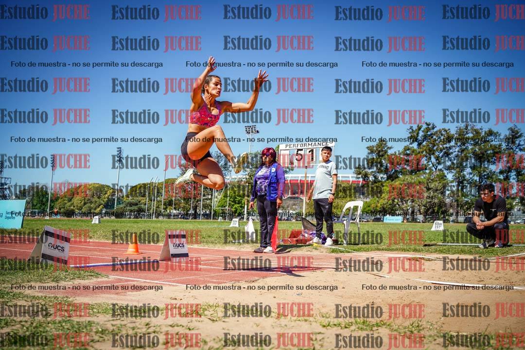 Fotos del salto en largo de mujeres