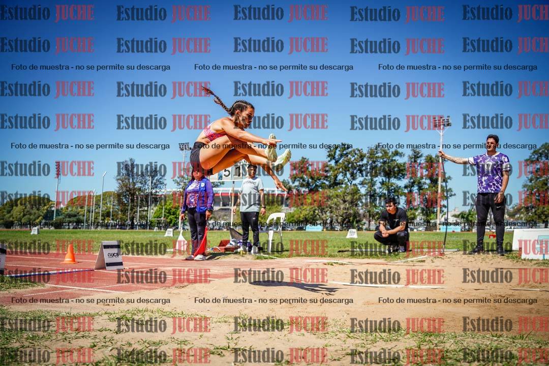 Fotos del salto en largo de mujeres