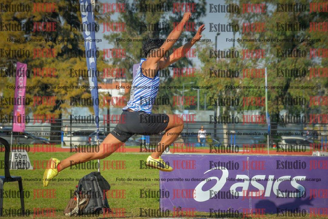 Fotos del salto en largo de varones