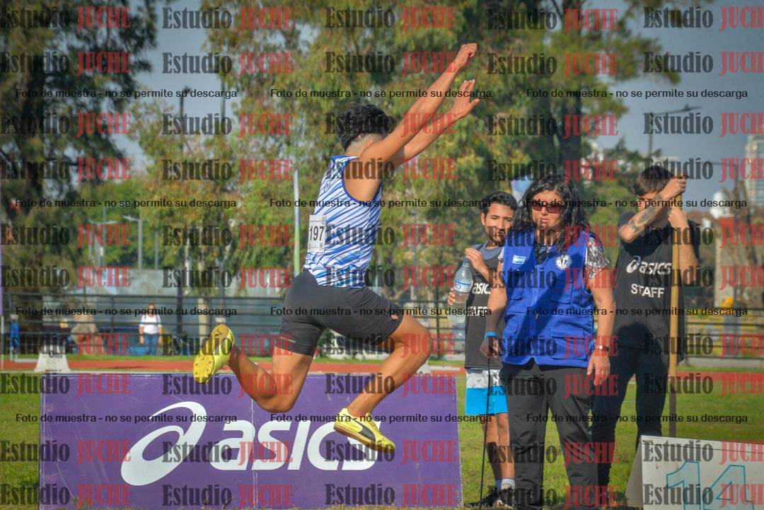 Fotos del salto en largo de varones