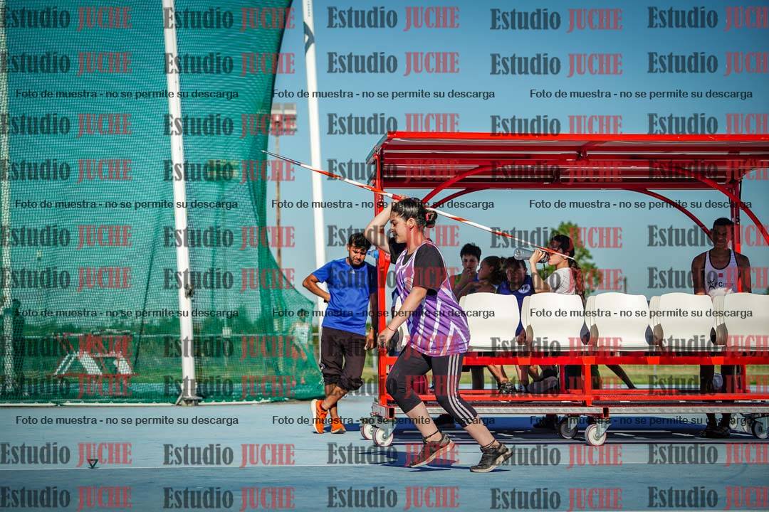 Fotos del lanzamiento de la jabalina de mujeres y varones - U14