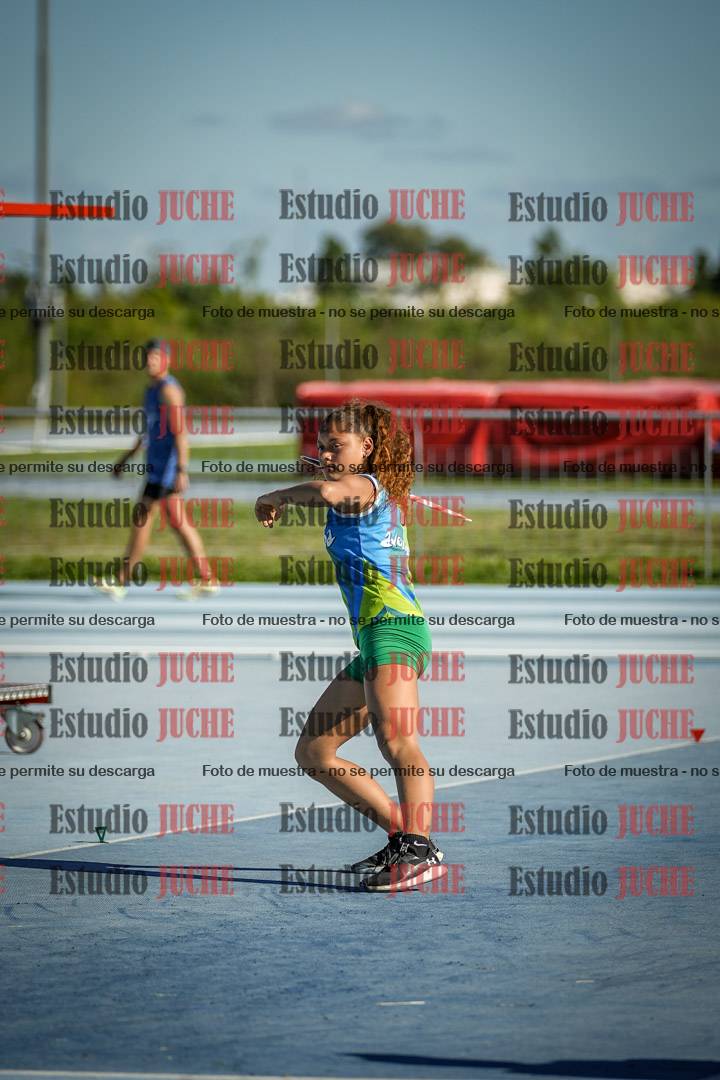 Fotos del lanzamiento de la jabalina de mujeres y varones - U14