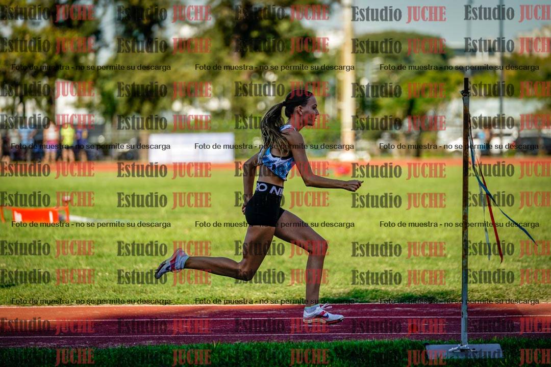 Fotos del salto en largo de mujeres