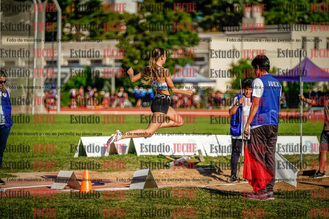 Fotos del salto en largo de mujeres