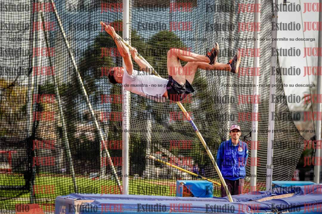 Fotos del salto con garrocha de mujeres y varones