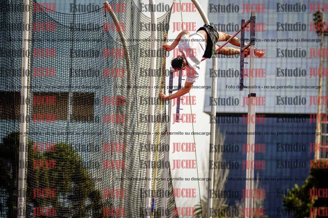 Fotos del salto con garrocha de mujeres y varones