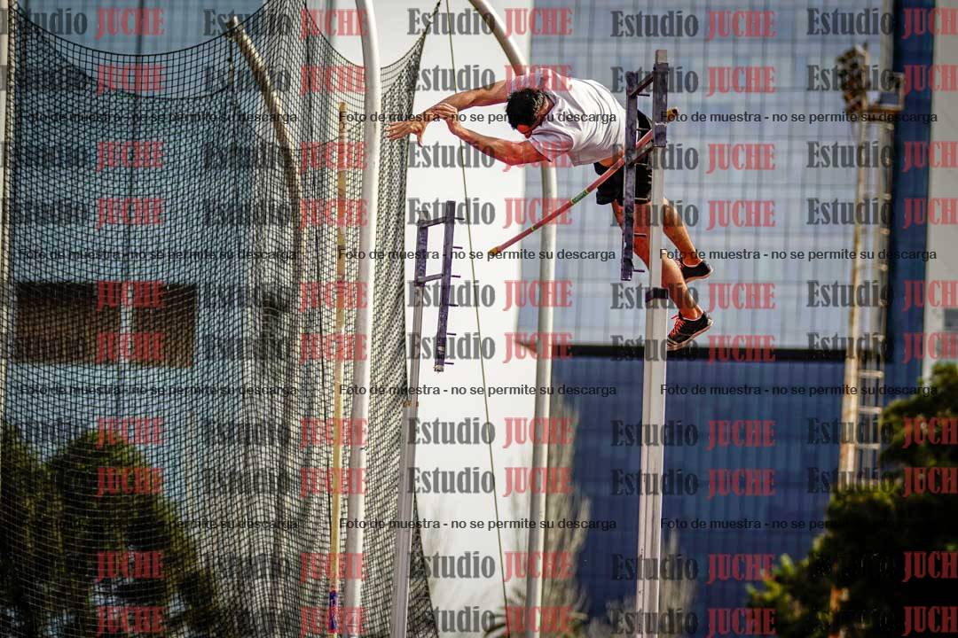 Fotos del salto con garrocha de mujeres y varones