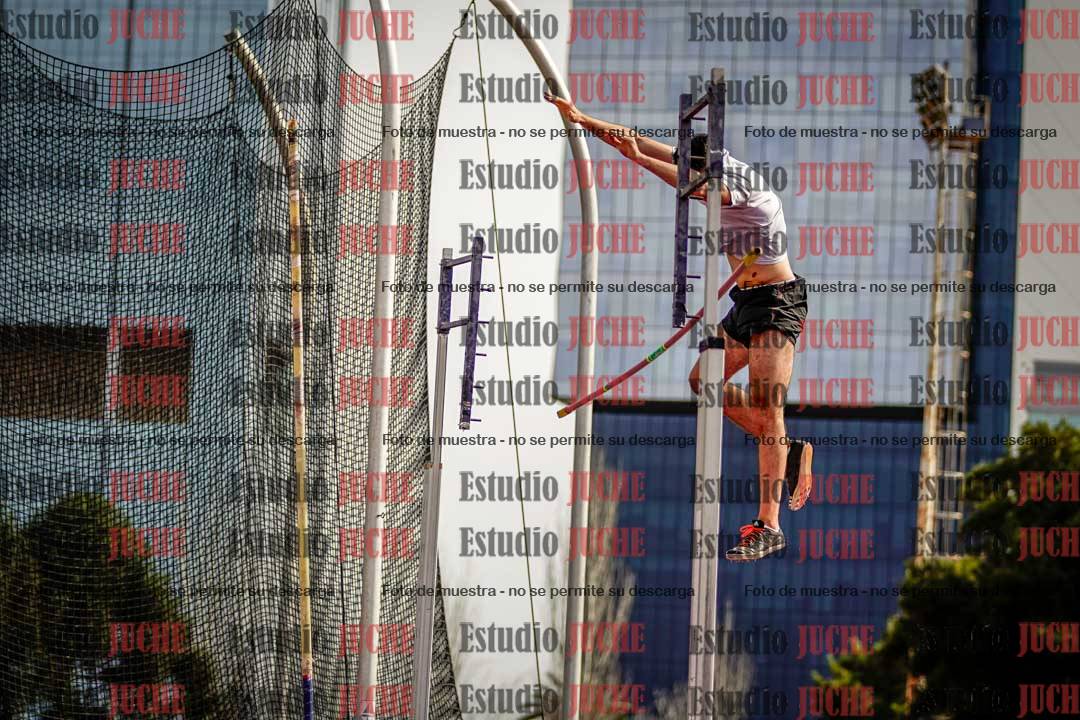 Fotos del salto con garrocha de mujeres y varones