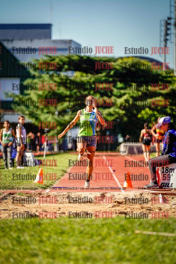 Fotos del salto en largo de mujeres