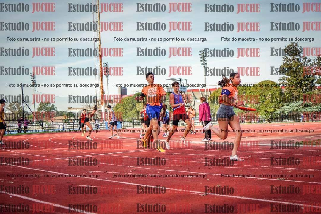 Fotos de las Postas 8x300 m mixta