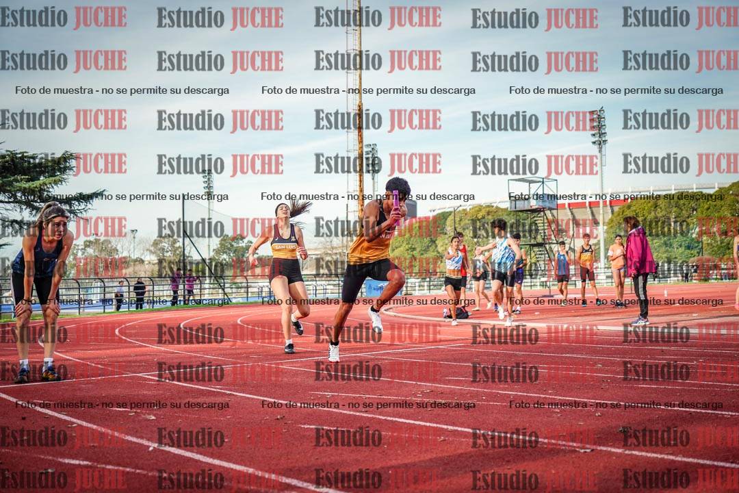 Fotos de las Postas 8x300 m mixta