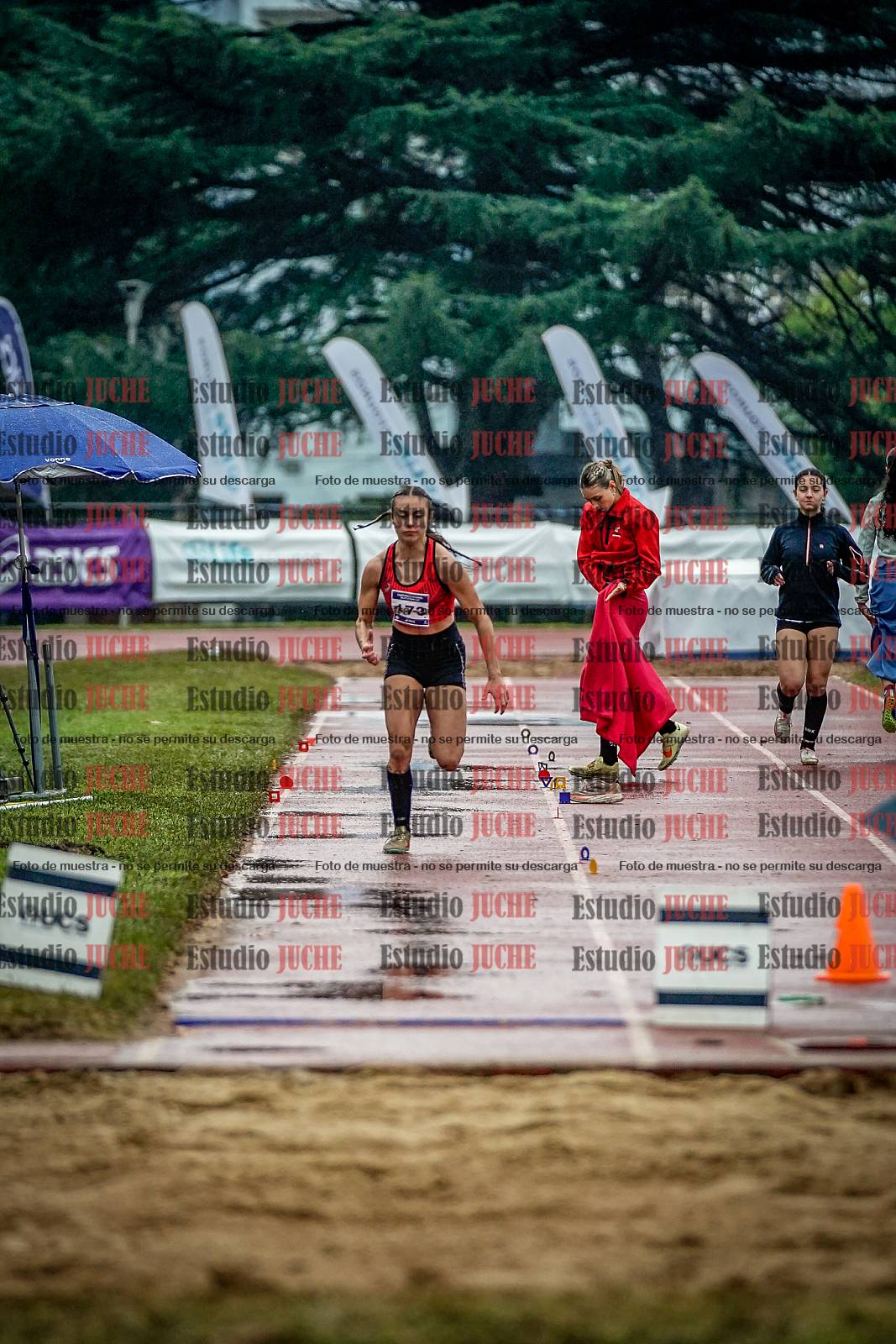 Fotos del salto en largo de mujeres