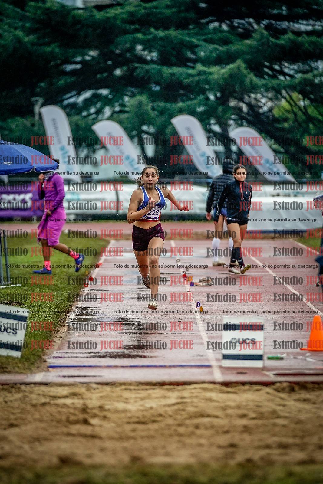 Fotos del salto en largo de mujeres
