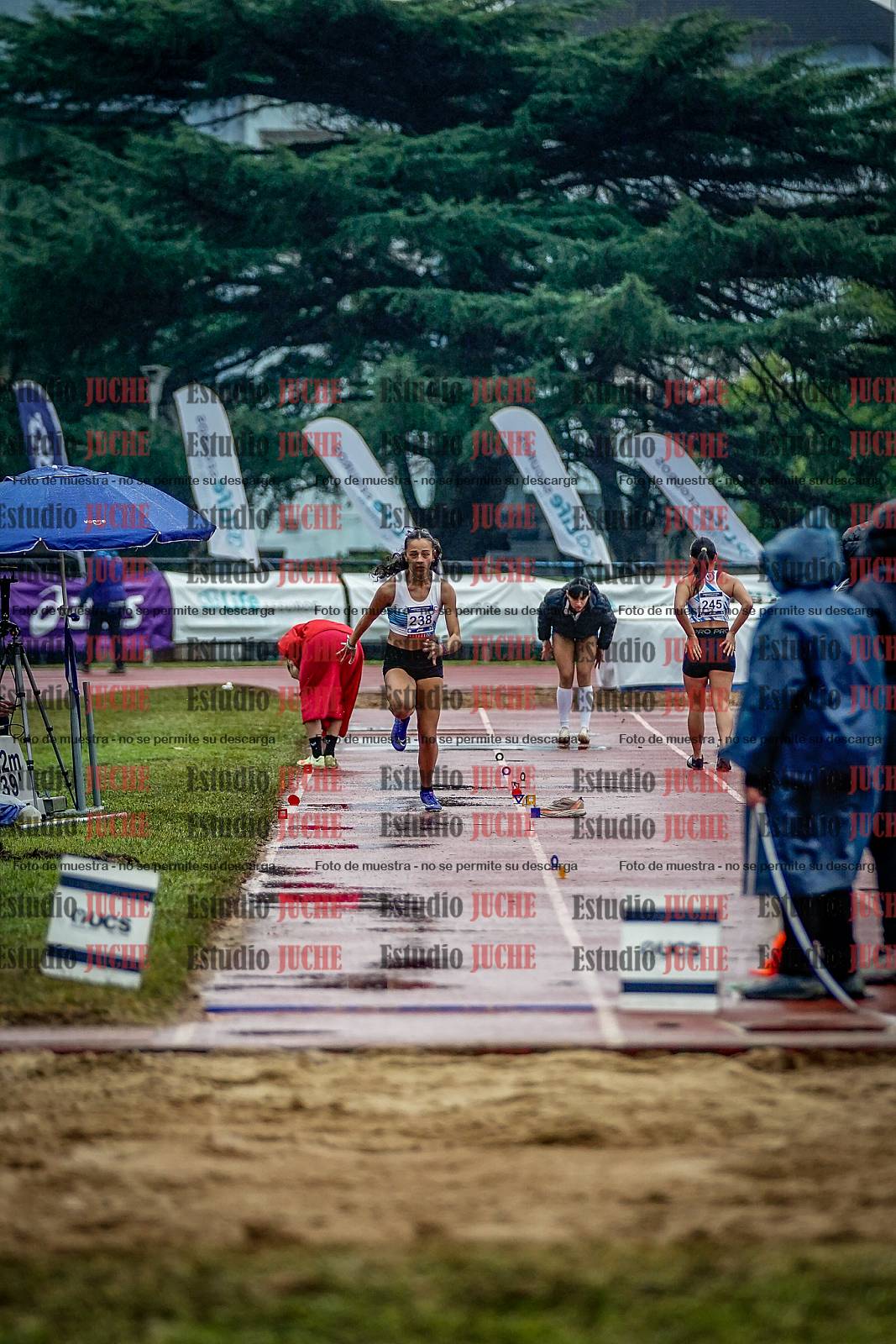 Fotos del salto en largo de mujeres